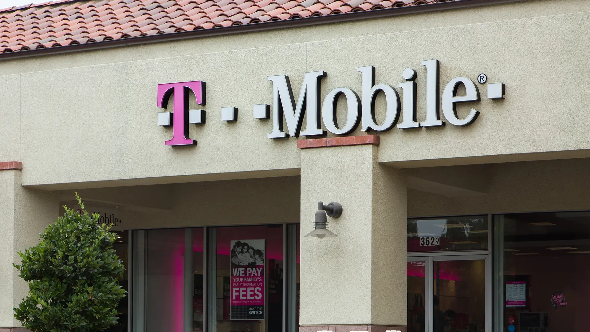 A store front of a t mobile store