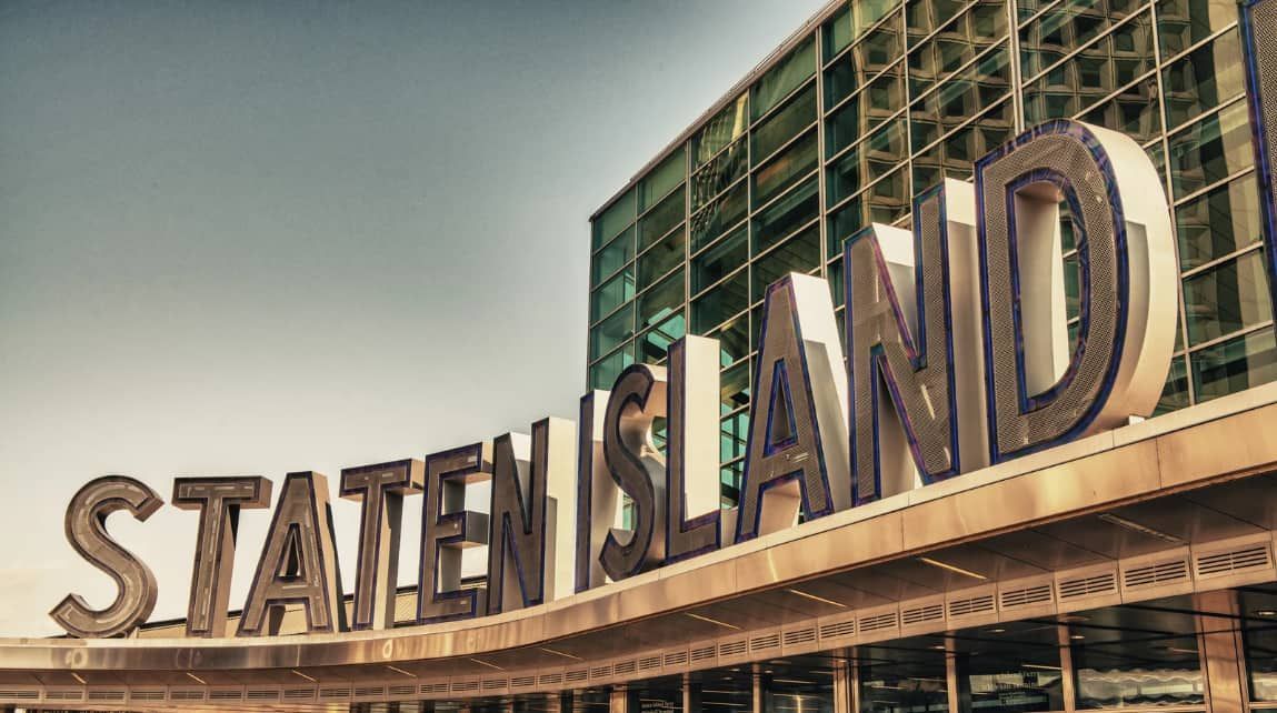 A large building with the word staten island written on it.