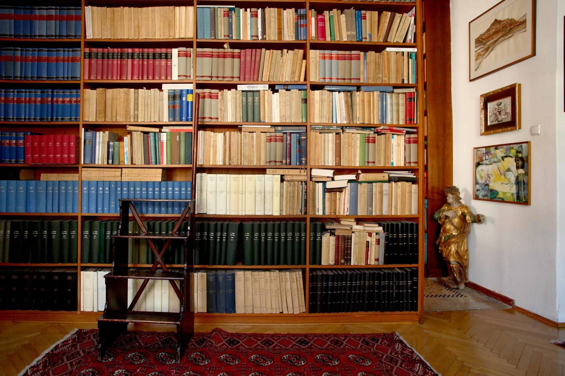 Bücherei der auf Zivilrecht spezialisierten Kanzlei