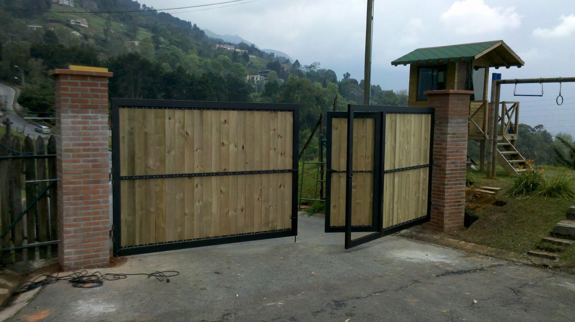 Maderas y Aserríos Nariño, Venta de Madera para puertas, portones y techos en Envigado.