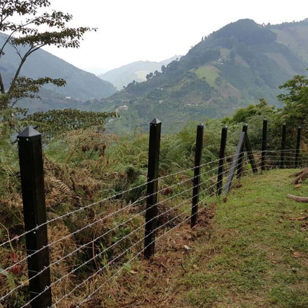 Maderas y Aserríos Nariño, Venta de Estacones de madera inmunizada para cerramientos.