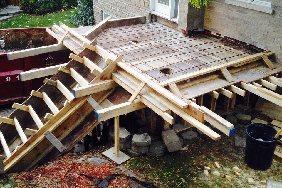 Un escalier en bois est en construction devant une maison
