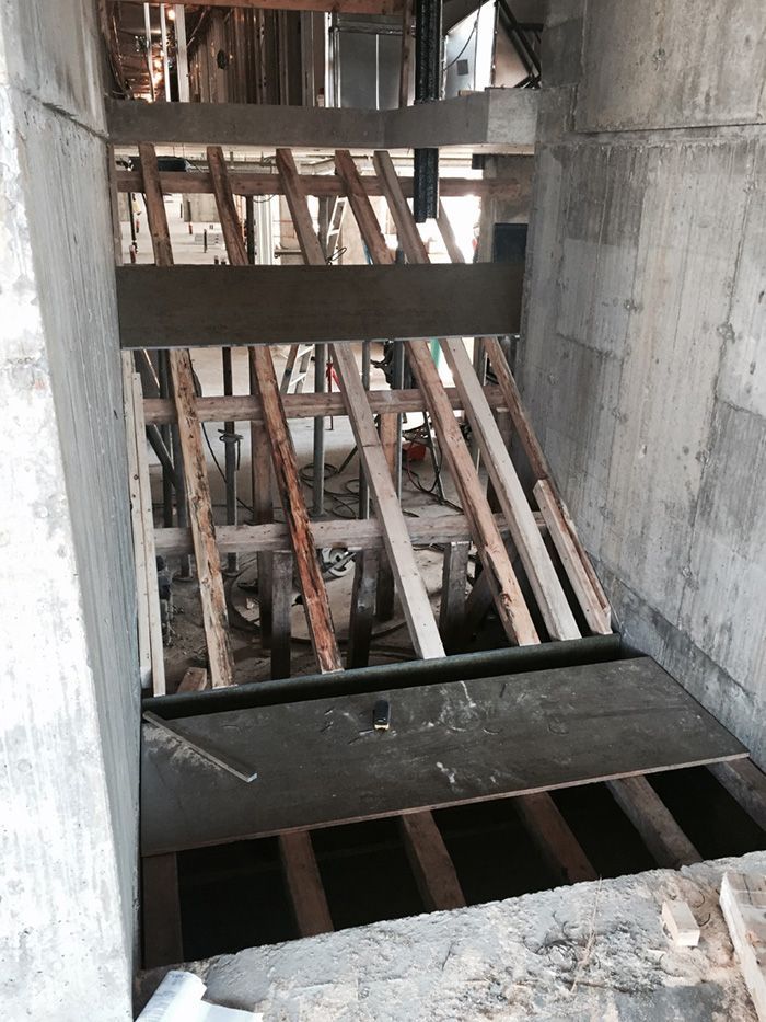 Un escalier est en cours de construction dans un immeuble en construction