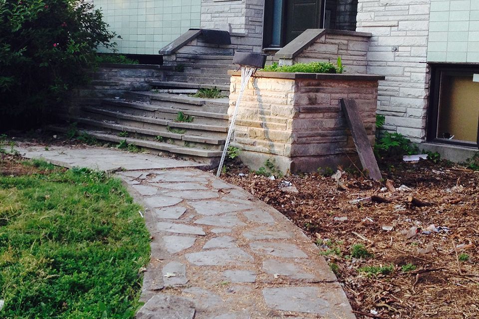 Une allée en pierre menant à l'avant d'une maison