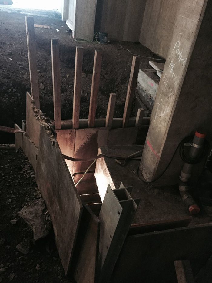 Un escalier en bois est en cours de construction dans une pièce sombre