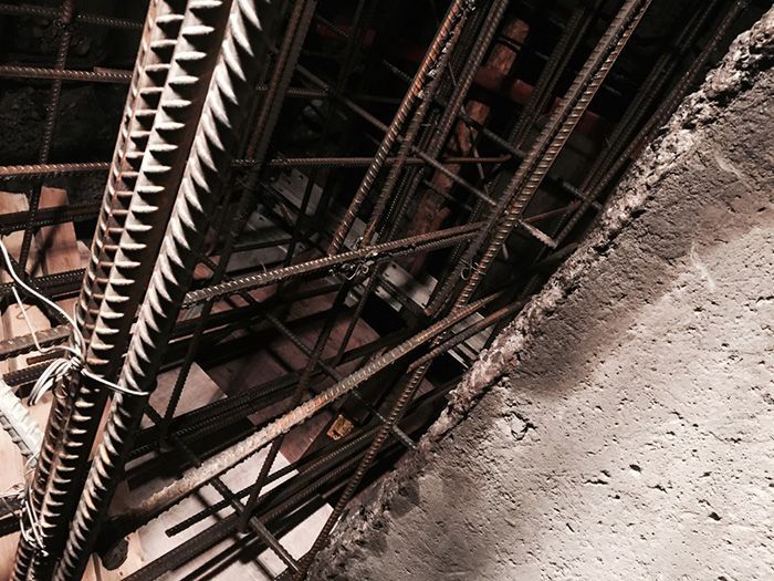 Un gros plan d'une structure métallique dans un bâtiment