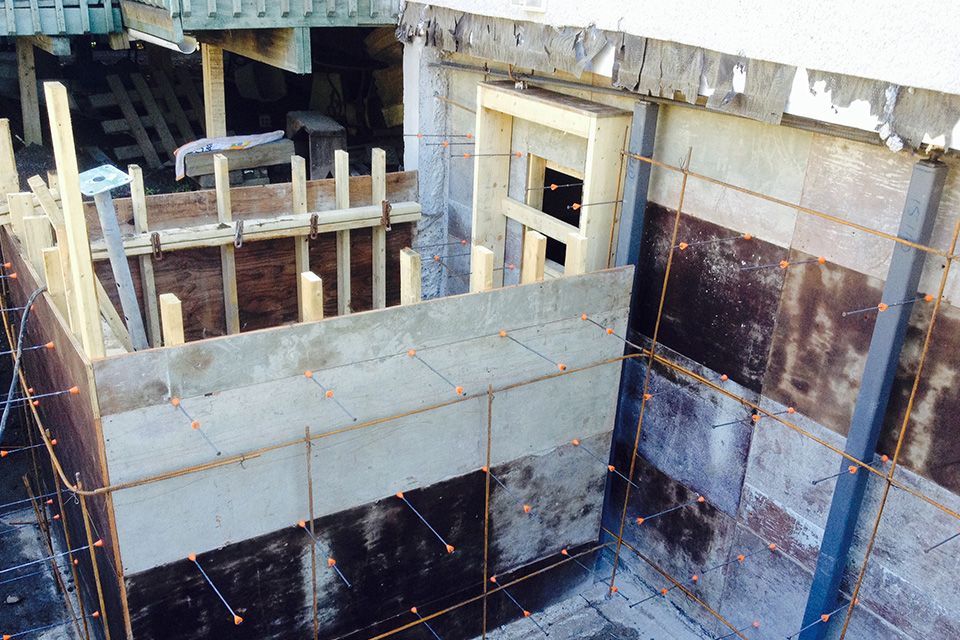 Un bâtiment en construction avec une fenêtre au milieu