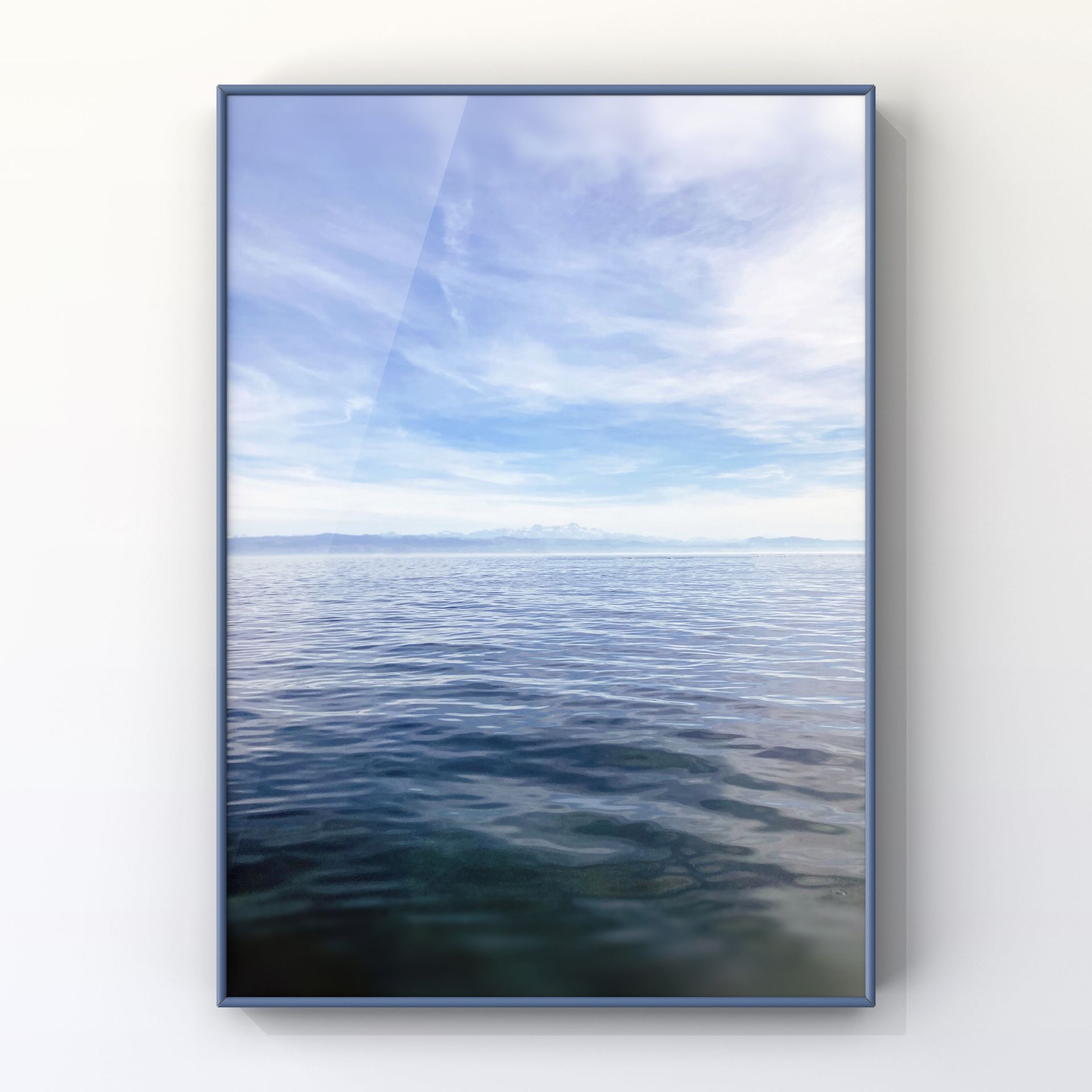 Naturfotografie: der Bodensee mit Bergen und blauem Himmel