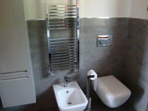 bagno con radiatore in alluminio