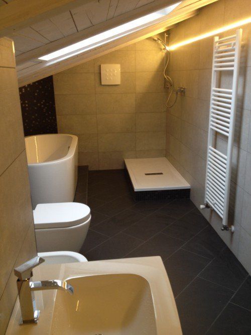 bagno con termosifone a parete