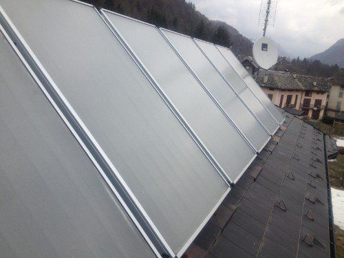 pannelli solari rialzati di grandi dimensioni