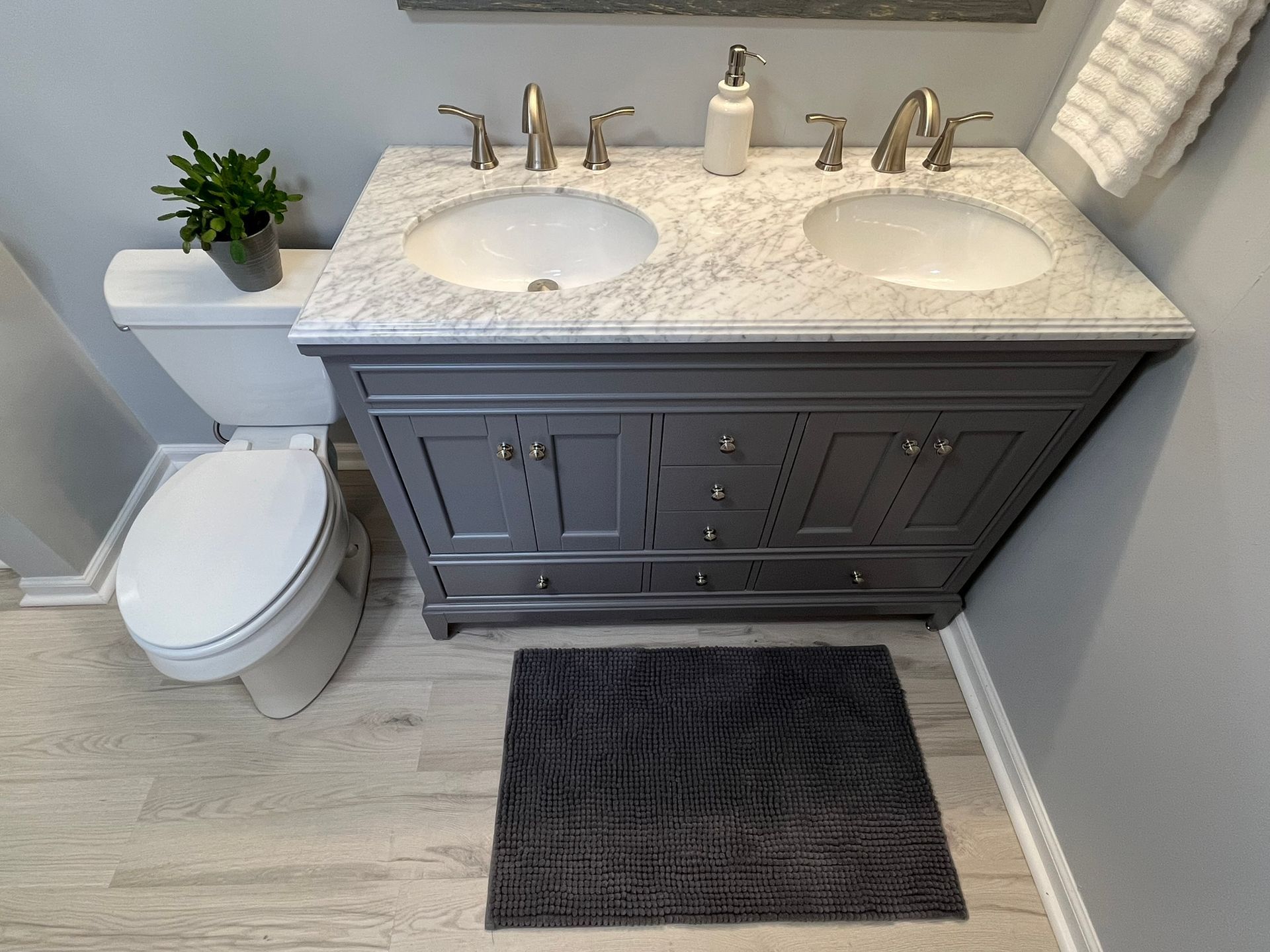 A bathroom with two sinks and a toilet