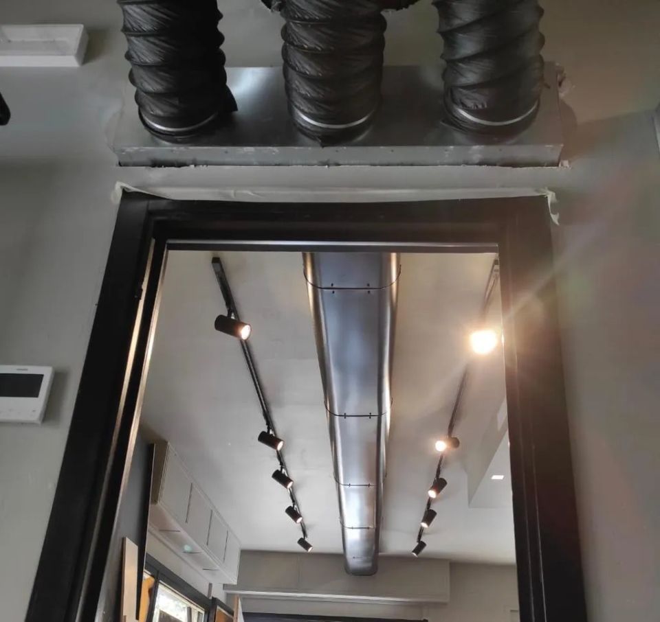 tubo di impianto di trattamento dell'aria per attività commerciale