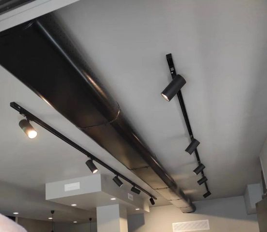 tubo di impianto per la climatizzazione industriale su soffitto