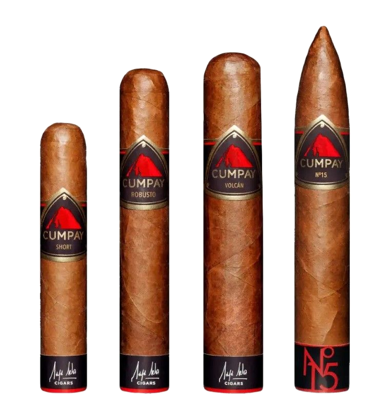 Eine mit Geschenkkarten und lila-goldenen Bändern verzierte Weinflasche auf einem Schreibtisch.