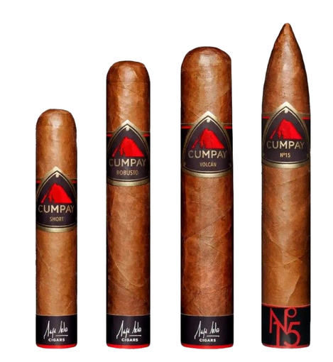 Eine mit Geschenkkarten und lila-goldenen Bändern verzierte Weinflasche auf einem Schreibtisch.