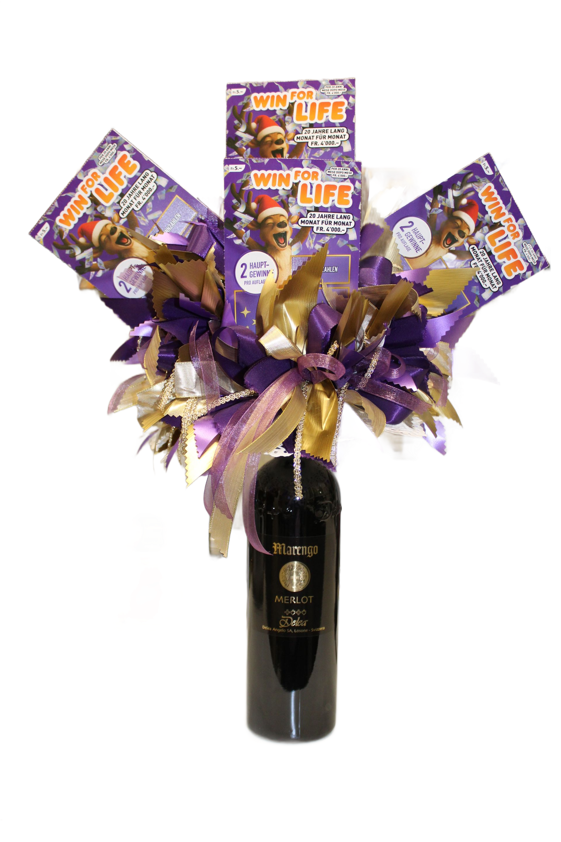 Eine mit Geschenkkarten und lila-goldenen Bändern verzierte Weinflasche auf einem Schreibtisch.