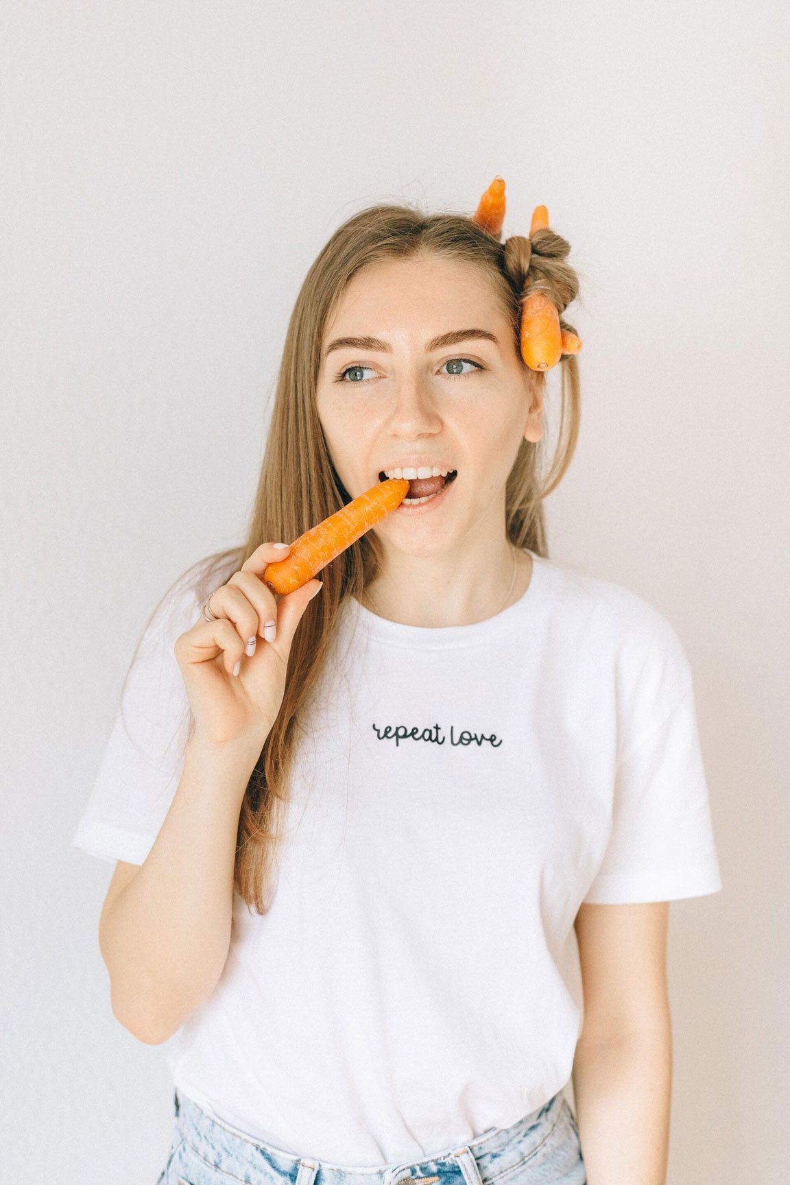 Girl Eating Carrot – Gainesville, FL – Cruz Davis Family & Cosmetic Dentistry