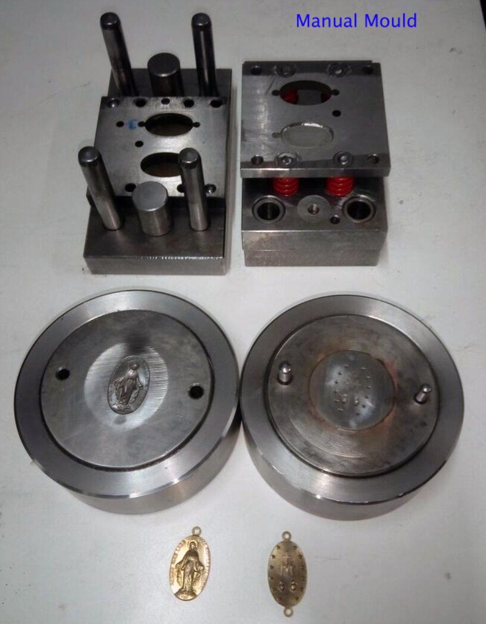 stampo ciondolo in metallo