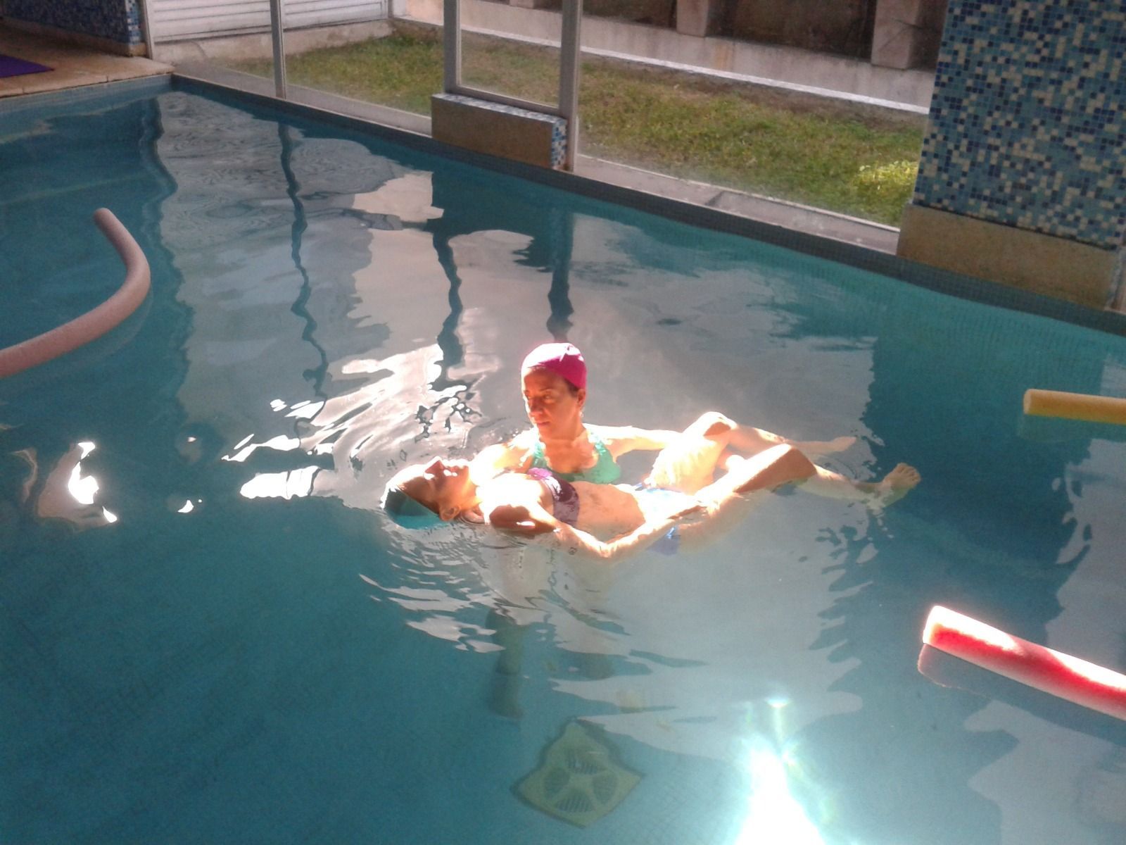 Primer plano de un chorro de agua que sale disparado hacia arriba desde una boquilla circular.