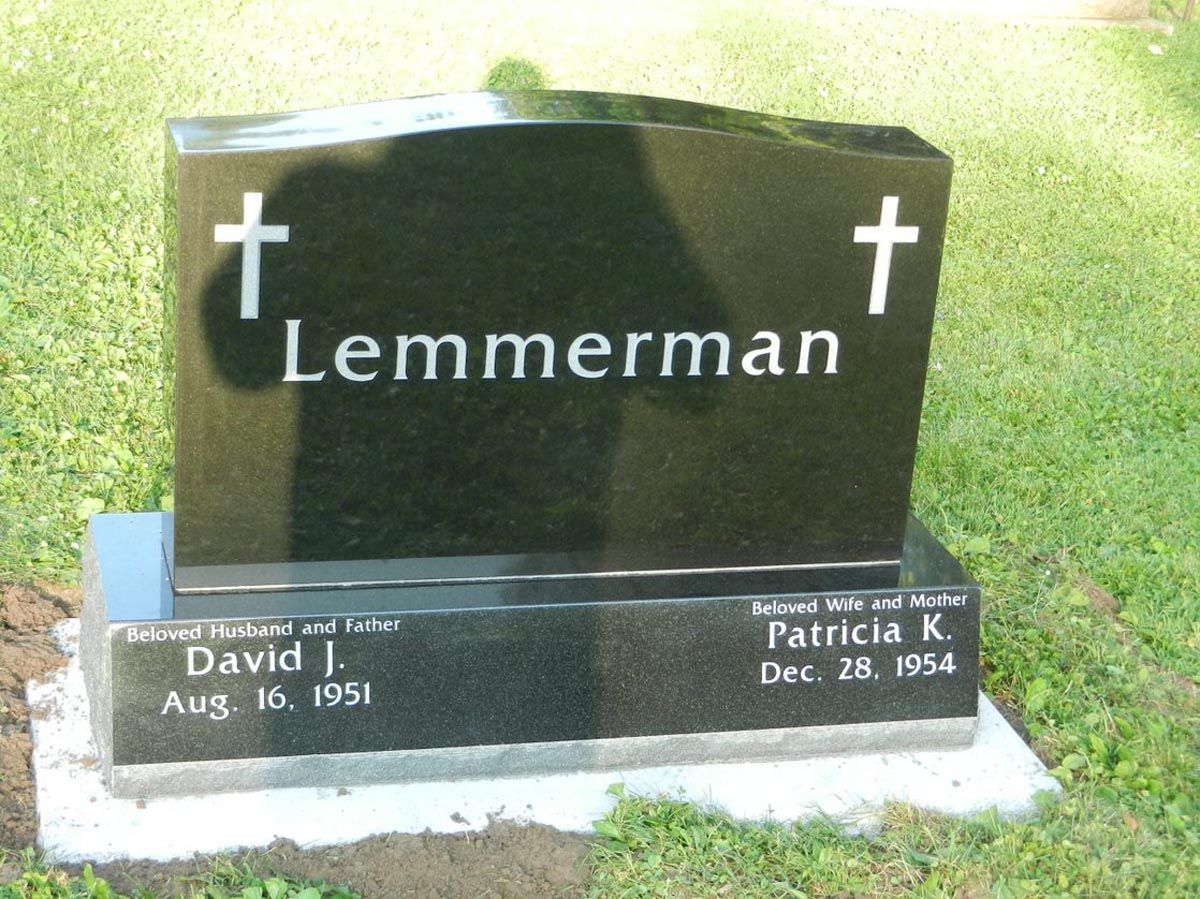 A black gravestone with the name lemmerman written on it