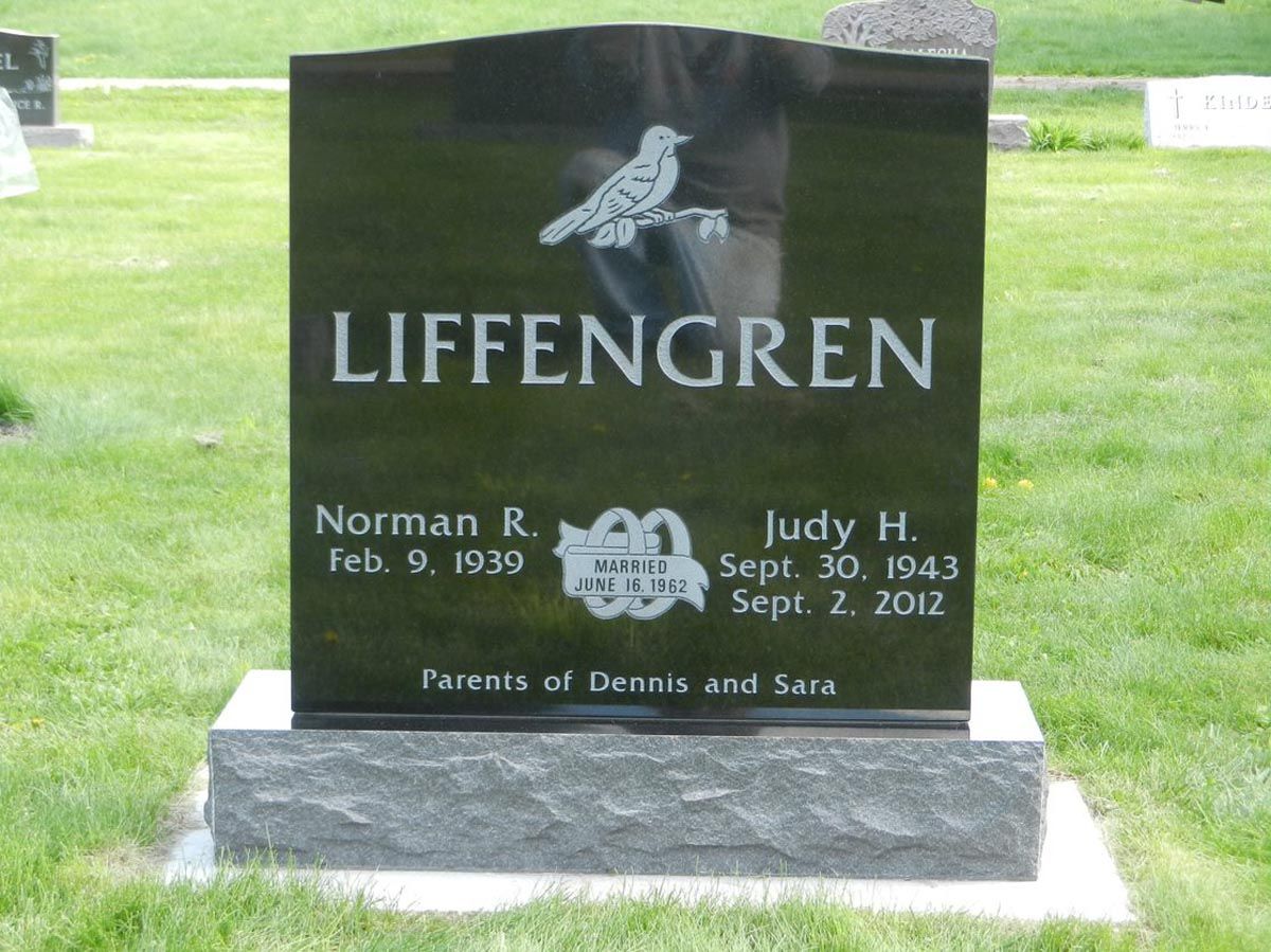 A black gravestone with the name liffengren on it