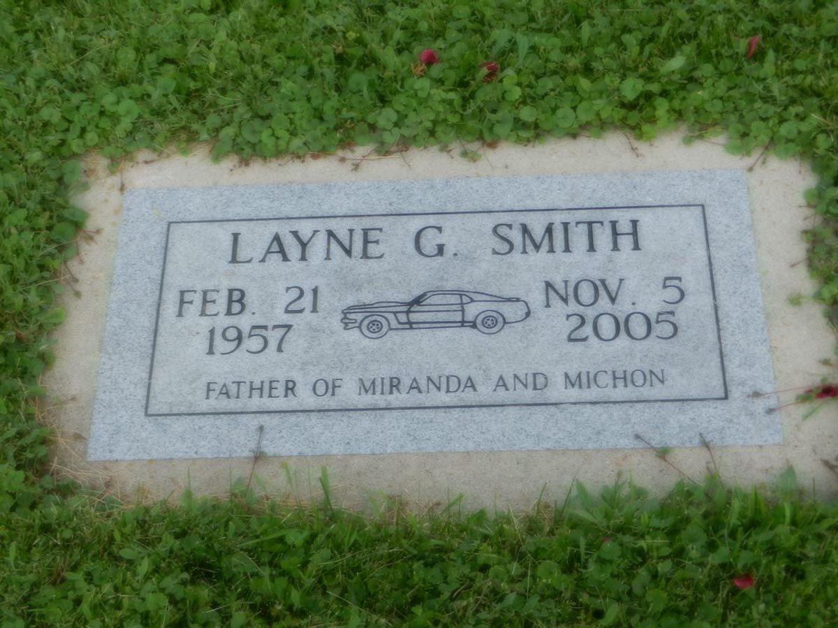 A gravestone for layne g. smith with a picture of a car on it