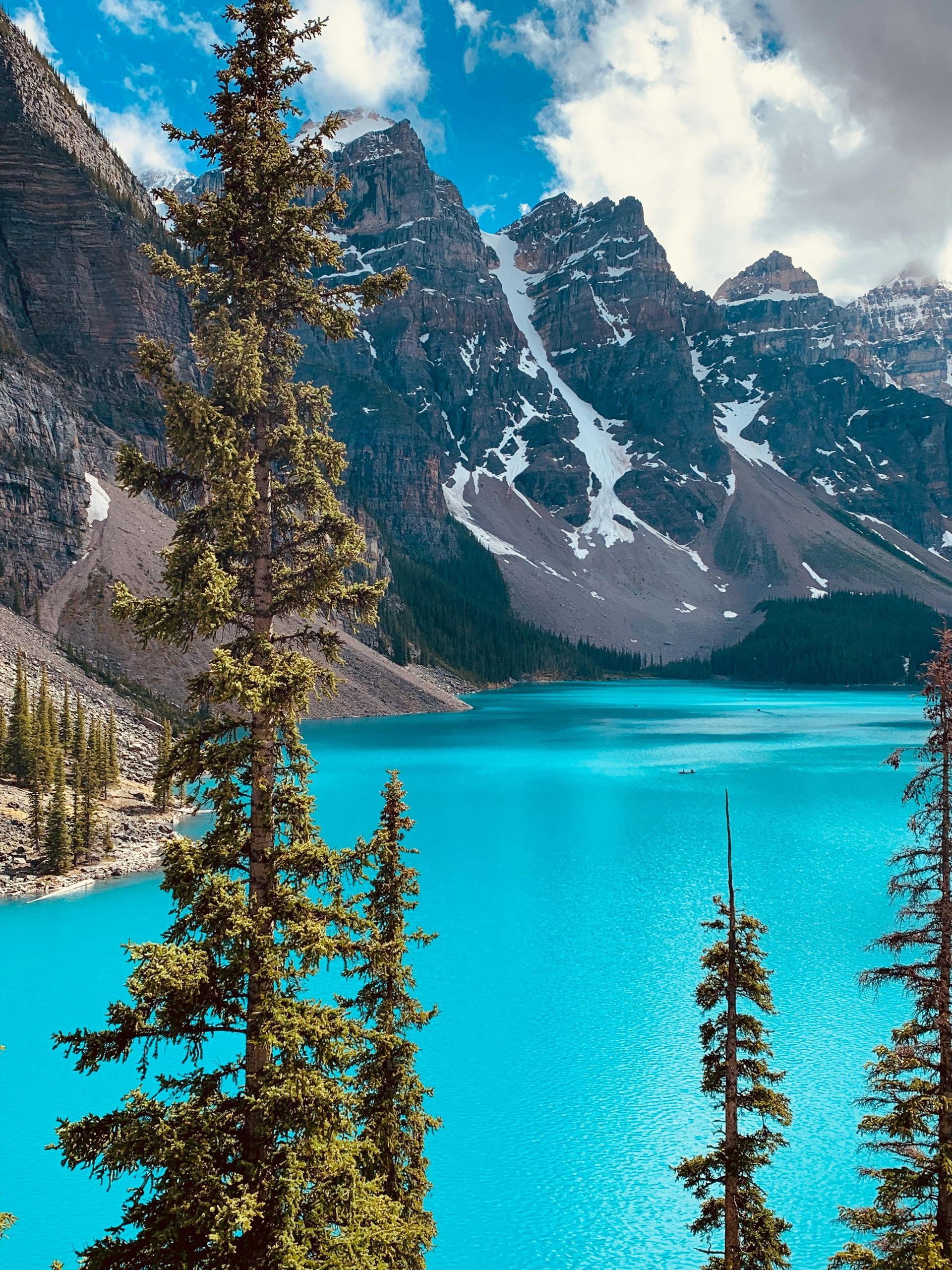Stunning turquoise waters of Moraine Lake in Banff, perfect for luxury private tours
