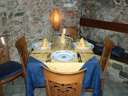 un tavolo apparecchiato con delle tovaglie dorate e blu