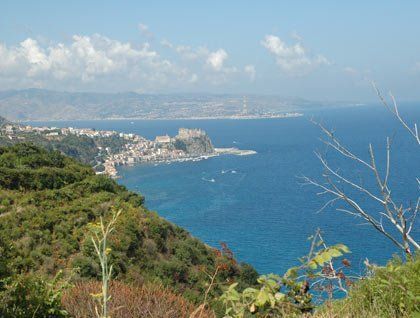Vista da lontano del mare e di un paese