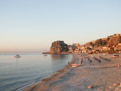 Una spiaggia e vista di un paesino e del mare