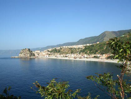 Vista da lontano di un paesino e una spiaggia vicino al mare