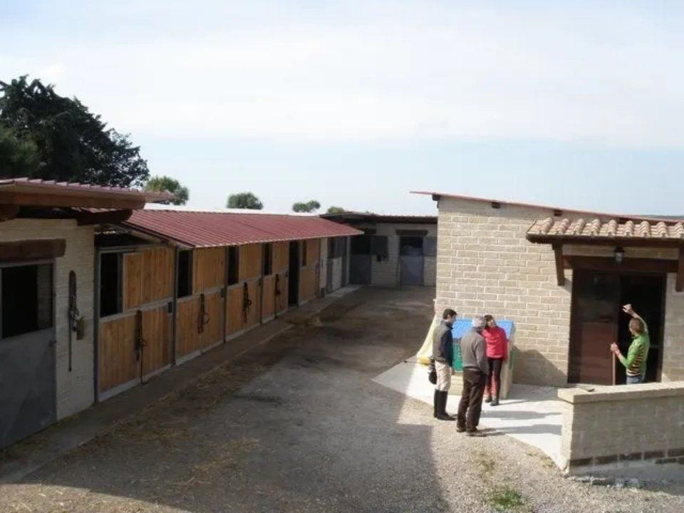 Esterno stalle del maneggio