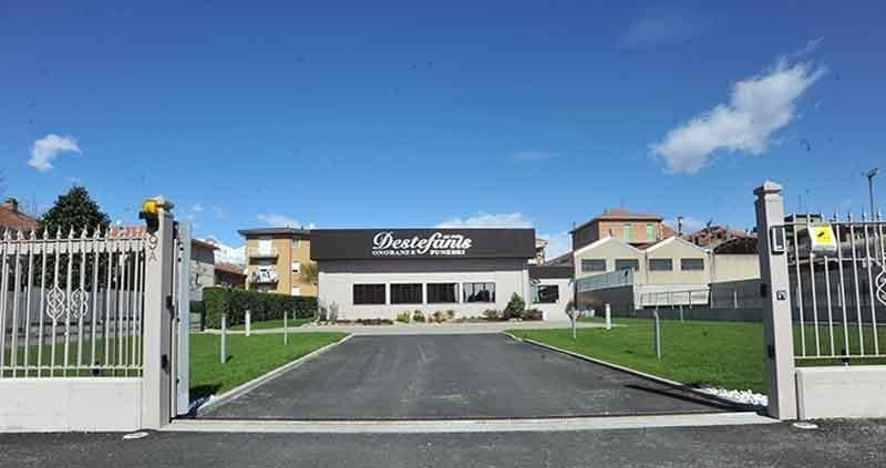 ingresso con cancello della sede impresa funebre destefanis di biella
