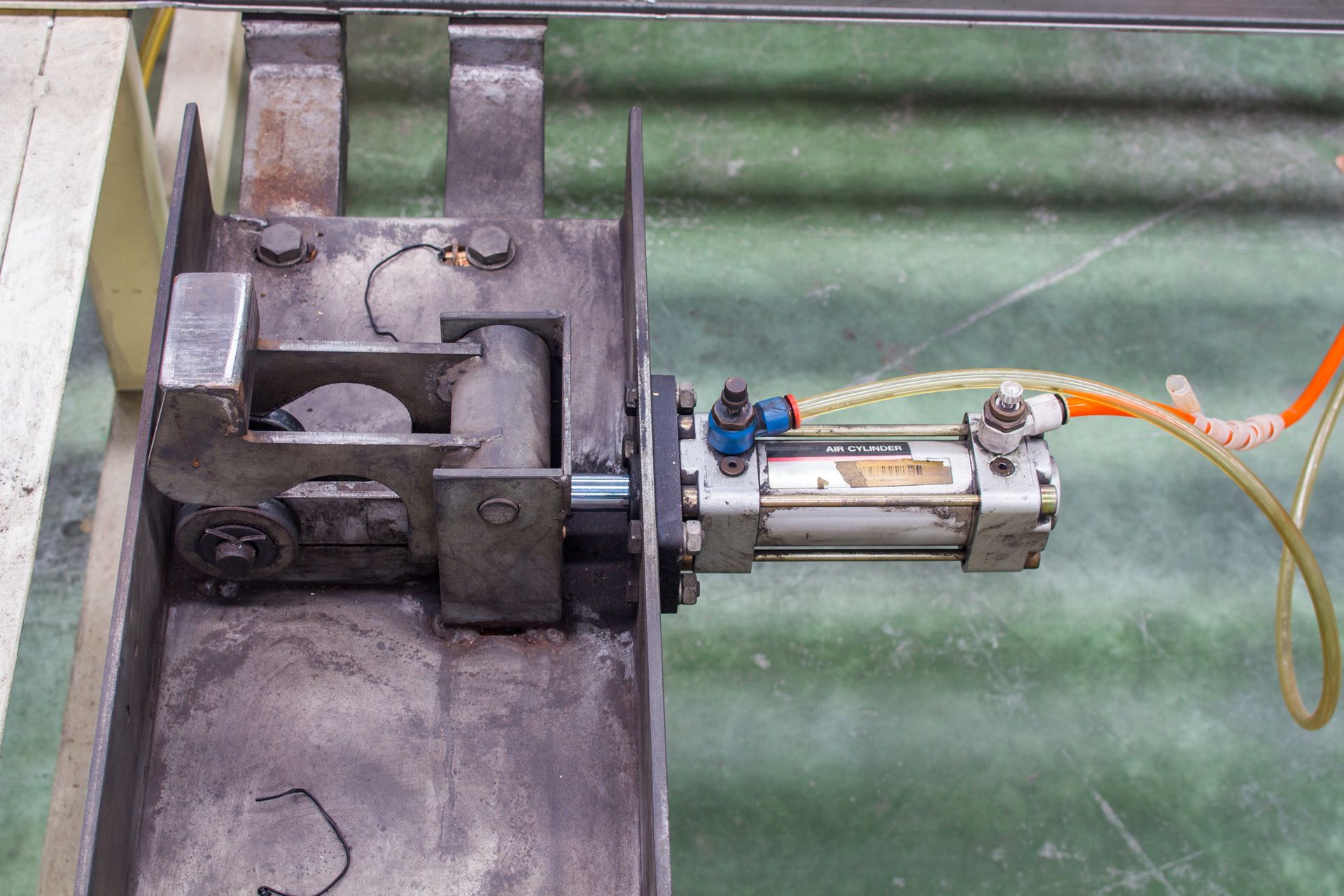 Single Acting Cylinder Used in the Production Process | Australia | Vss - Vibration Systems & Solutions (Australia)