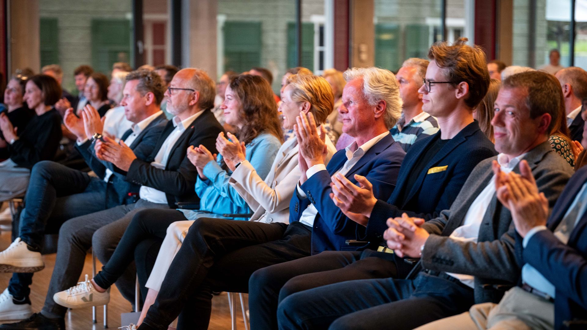 Das Publikum klatscht.