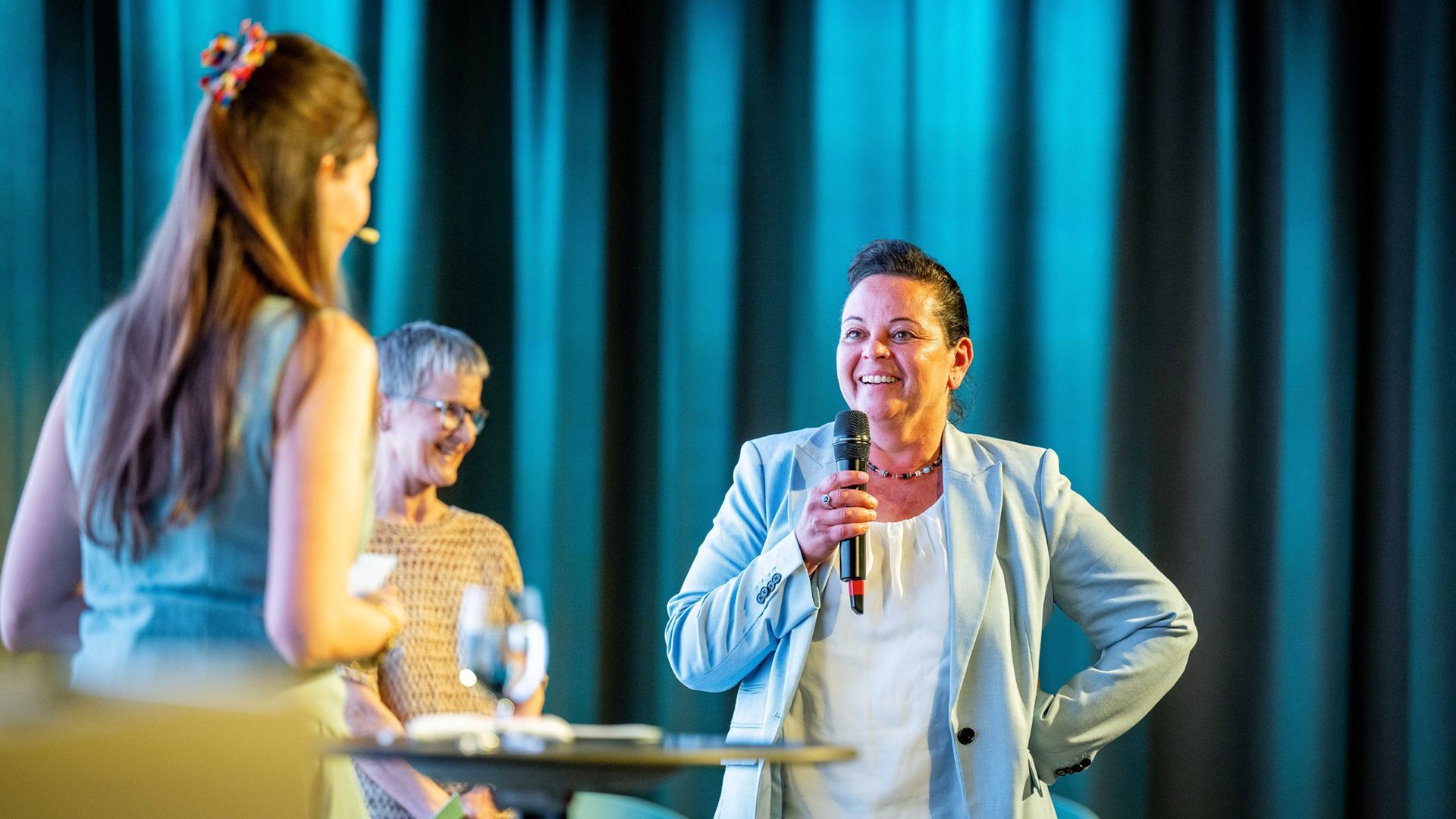 Birgit Neyer, Preisträgerin KATEGORIE PFLEGEHEIM, wird auf der Bühne interviewt.