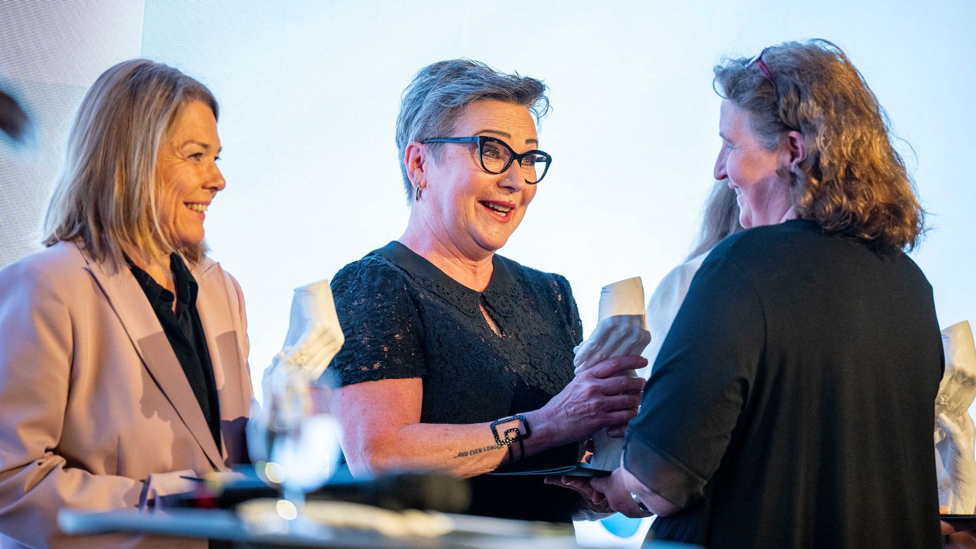 Beate Zortea, Preisträgerin KATEGORIE MOBILER HILFSDIENST UND HAUSKRANKENPFLEGE, bekommt ihre Skulptur überreicht.