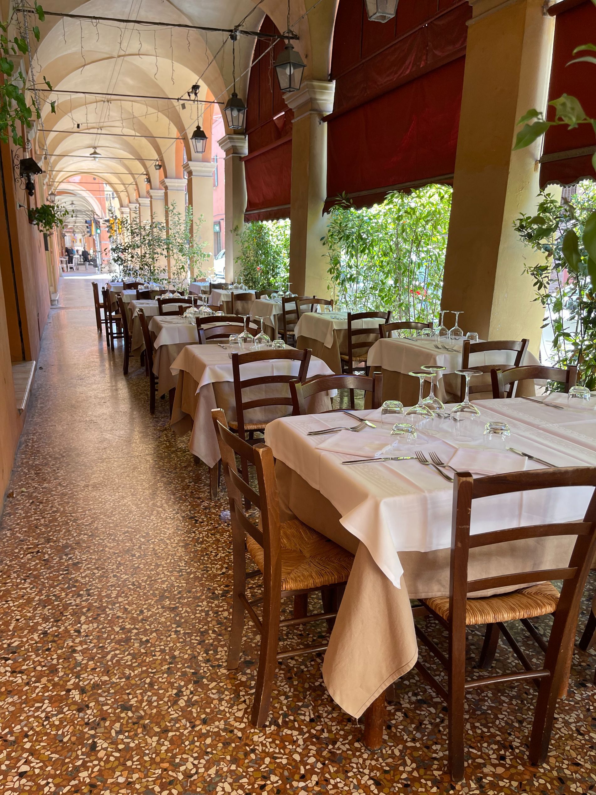 ristorante con tavoli esterni