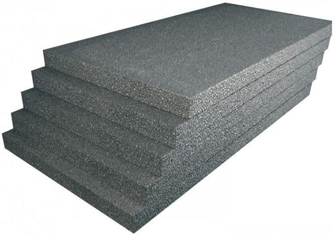 Una pila di cinque pannelli isolanti in schiuma rettangolari, di colore grigio scuro e con superficie ruvida, disposti a gradini in una formazione sfalsata.