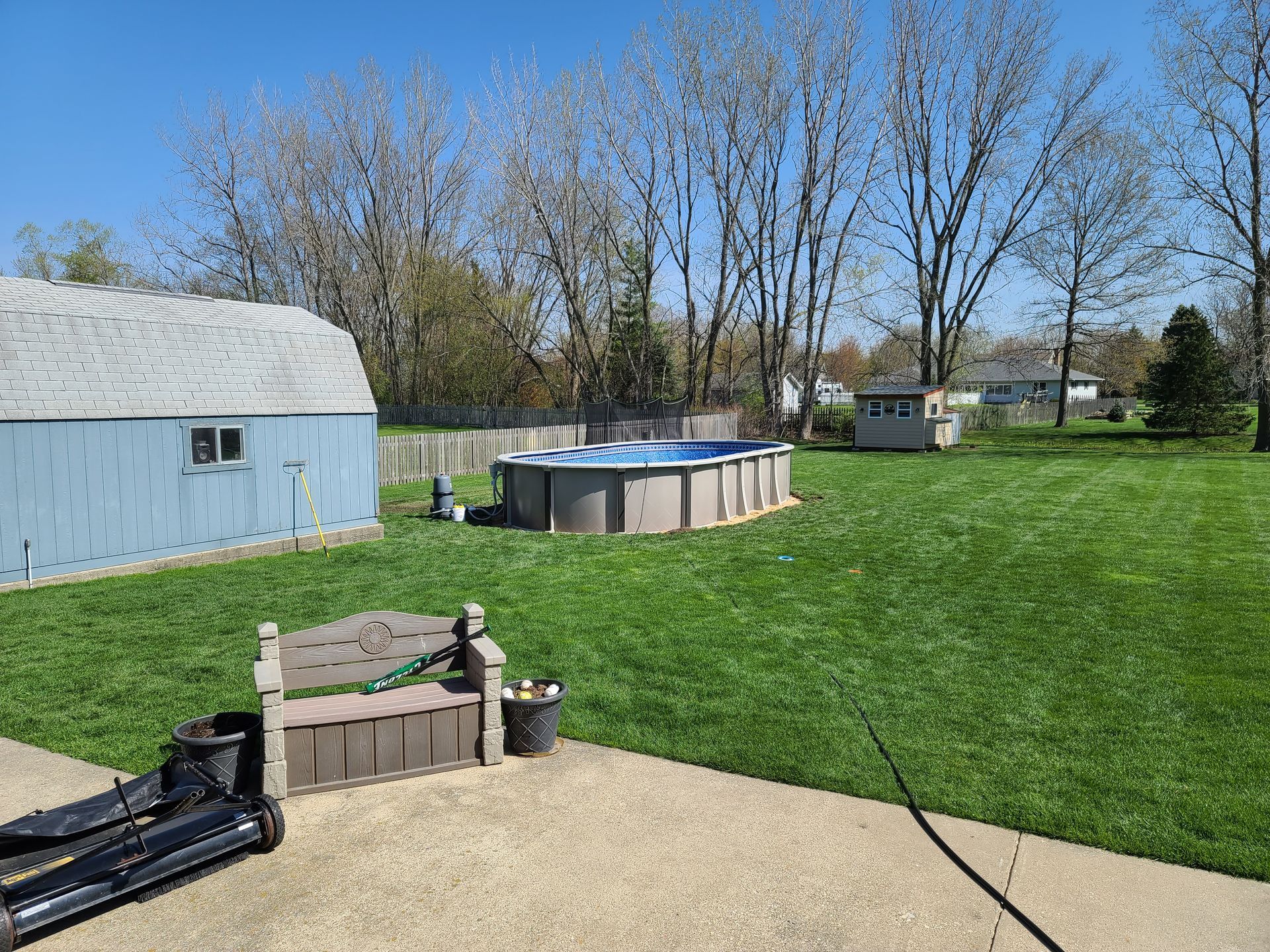 there is a large swimming pool in the backyard of a house .
