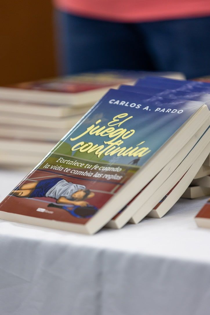 A stack of books titled el tiempo continua on a table