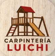 Logotipo de una estructura de juegos de madera con techo rojo y el texto “CARPINTERÍA LUICHI”