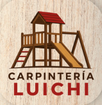 Logotipo de una estructura de juegos de madera con techo rojo y el texto “CARPINTERÍA LUICHI”