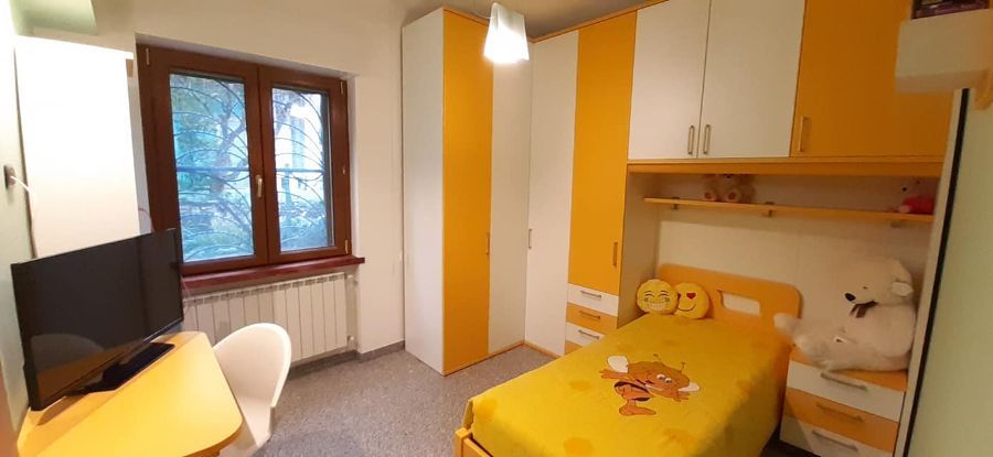 cameretta bianca e gialla