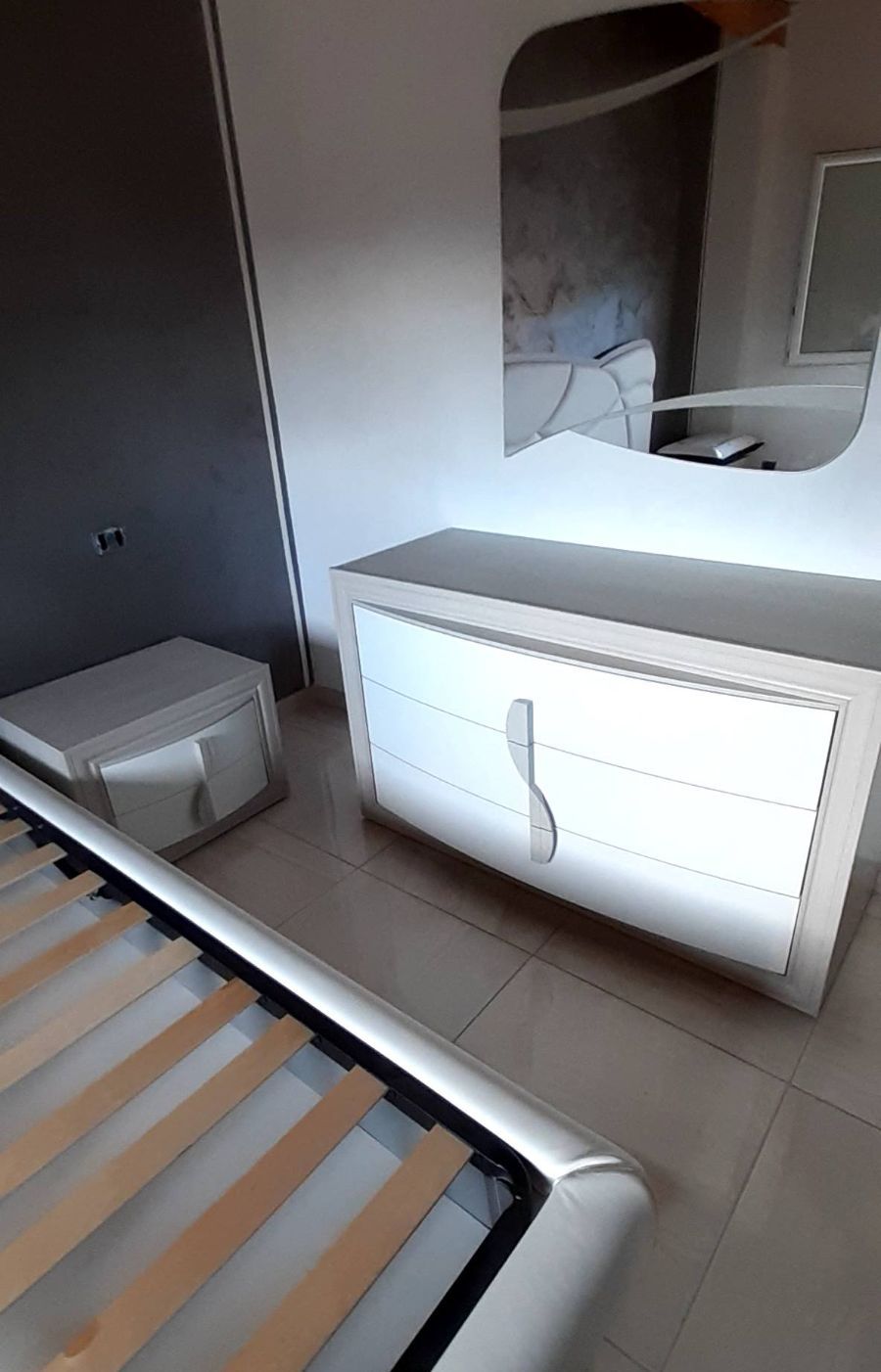 cassettiera con specchio per camera