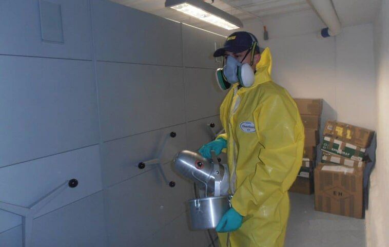 Bug Off Fumiclean hombre realizando proceso de desinfección
