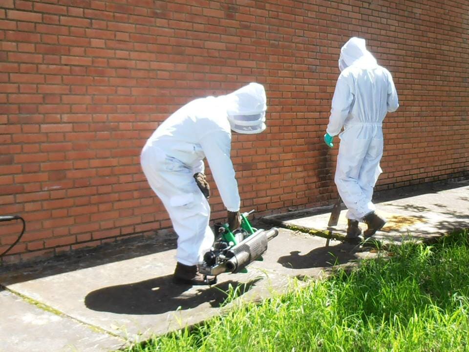 Bug Off Fumiclean personas realizando proceso de desinsectación