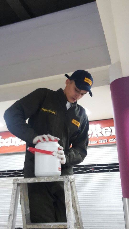 Bug Off Fumiclean hombre en proceso de desratización