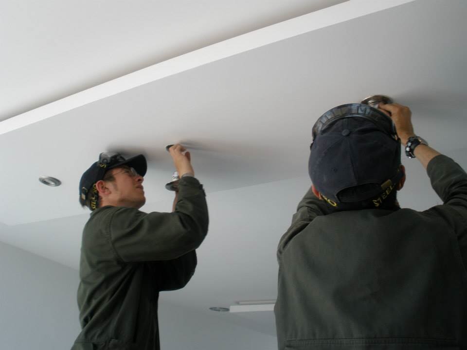 Bug Off Fumiclean hombres realizando tratamiento de madera